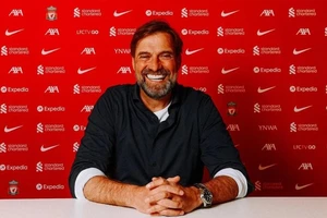 HLV Jurgen Klopp nở nụ cười rất tươi khi thông báo hợp đổng