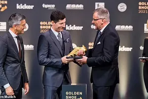 Robert Lewandowski nhận giải CHiếc giày vàng mùa trước