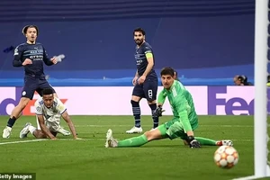 Thủ môn Thibaut Courtois của Real Madrid cản phá cú sút của Jack Grealish