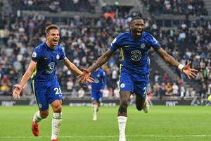 Antonio Rudiger (phải) quyết định rời Chelsea sang Madrid