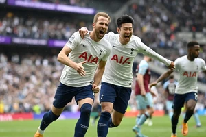 Harry Kane ăn mừng bàn thắng cùng Son Heung-min