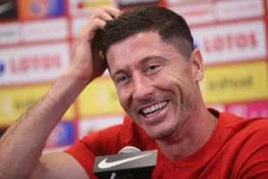 Robert Lewandowski tỏ ra vui vẻ trong buổi họp báo với đội tuyỄn Ba Lan