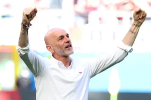 HLV Stefan Pioli ăn mừng thắng lợi