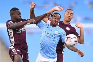 Man City sặp bán Raheem Sterling cho Chelsea