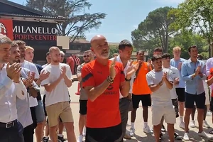 HLV Stefano Pioli và Giám đốc Kỹ thuật Paolo Maldini trong buổi tập đầu tiên ở Milanello