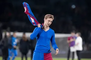 Frenkie de Jong vẫn muốn ở lại Barcelona