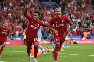 Darwin Nunez ăn mừng bàn thắng phút bù giờ.