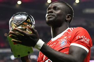 Sadio Mane nhận chiếc Siêu cúp Đức