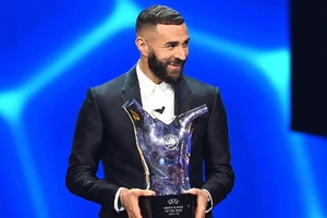 Karim Benzema nhận giải thưởng của UEFA