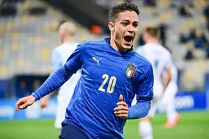 Giacomo Raspadori tỏa sáng trong màu áo Azzurri