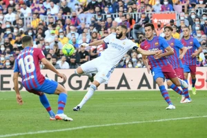 Karim Benzema dứt điểm trước khung thành Barcelona