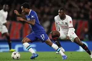 Fikayo TomorI bám theo mũi nhọn Chelsea Raheem Sterling