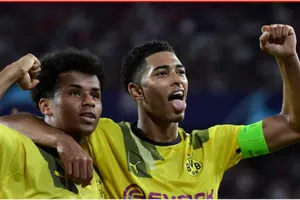 Jude Bellingham (phải) ăn mừng chiến thắng ờ Sevilla