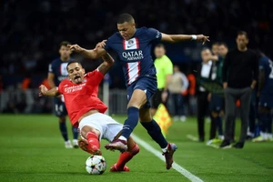 Kylian Mbappe chơi xông xáo trong trận hòa Benfica