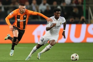 Tchouameni (phải, Real Madrid) cắt pha đi bóng của tiền đạo Shakhtar Donetsk