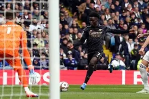 Bukayo Saka tung cú sút góc hẹp, mở tỷ số