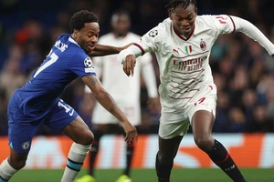 Rafael Leao đi bóng qua Raheem Sterling (Chelsea)