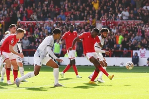 Taiwo Awoniyi ghi bàn thắng quye671t định cho Nottingham Forest