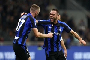 Milan Skriniar (trái) và Stefan de Vrij (phải) nhiều khả năng sẽ triển hạn với Inter