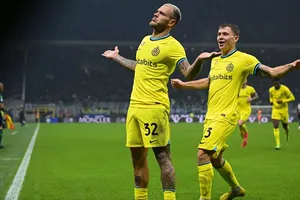 Dimarco (trái) ăn mừng cú đúp với Barella