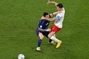 Tiền đạo Robert Lewandowski (Ba Lan) cản phá Leo Messi ở Qatar 2022