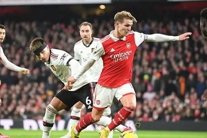 Tiền vệ Martin Odegaard đi bóng trong trận thắng Man United