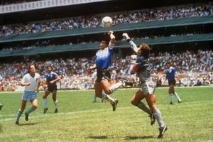 Bàn thắng của Diego Maradona vào lưới Peter Shilton (Anh) ở World Cup 1986