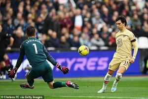 Joao Felix tâng bóng trước khung thành West Ham