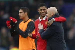 HLV Erik ten Hag và Marcus Rashford sau trận đấu