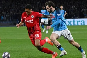 Kvaratskhelia (phải) đang chơi rất hay trong màu áo Napoli