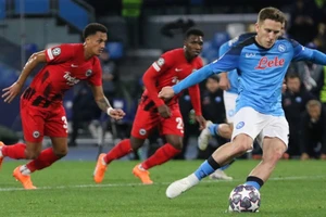  Piotr Zielinski sút thắng quả phạt đền trước Eintracht Frankfurt