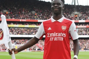 Bukayo Saka chộp lấy cờ phạt góc theo đúng kiểu huyền thoại Thierry Henry