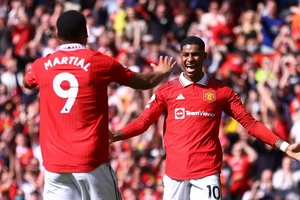 Marcus Rashford ăn mừng bàn thắng của Anthony Martial