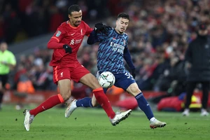 Anfield là nỗi ám ảnh lớn với Arsenal (Martinelli, bên phải)