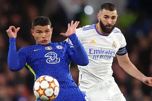 Chelsea (Thiago Silva, trái) từng bị Real Madrid (Karim Benzema) loại ở vòng knock-out mùa trước