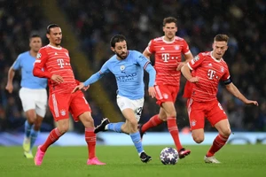 Bernardo Silva đi bóng giữa hàng thủ Bayern