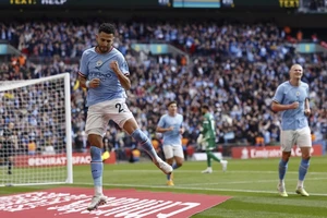 Riyad Mahrez ăn mừng bàn thắng ở Wembley