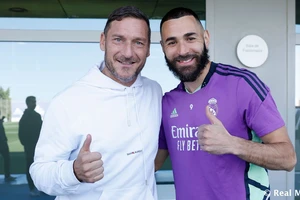 Francesco Totti chụp ảnh lưu niệm với Karim Benzema