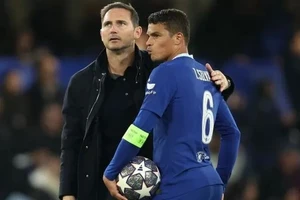 HLV Frank Lampard và trung vệ Thiago Silva đối mặt với tiếng la chộ từ khán đài