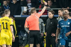 HLV Terzic nhận thẻ vàng vì lỗi phản ứng