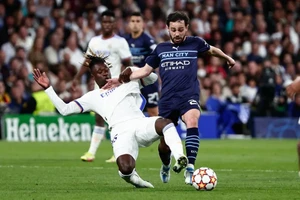 Bernardo Silva (Man City) đi bóng qua tiền vệ Eduardo Camavinga (Real Madrid)