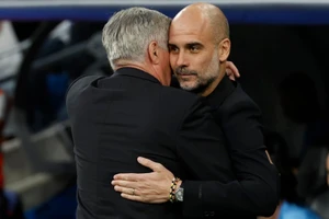 Pep Guardiola và HLV Carlo Ancelotti (trái)