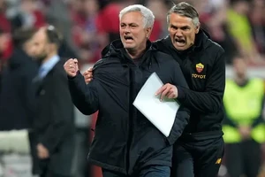 HLV Jose Mourinho ăn mừng sau trận lượt về hòa với Bayer Leverkusen