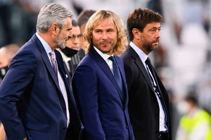 Cựu Chủ tịch Andrea Agnelli (phải) và cựu Phó chủ tịch Pavel Nedved (giữa) đều phải ra tòa lần nữa