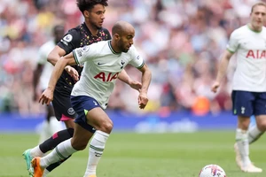 Lucas Moura đi bóng trước hậu vệ Brentford