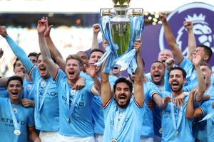 Đội trưởng Ilkay Gundogan giương cao chiếc cúp Premier League trên sân Etihad