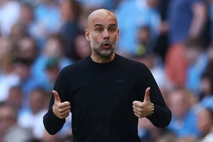 Pep Guardiola trong ngày đăng quang ở sân Etihad 