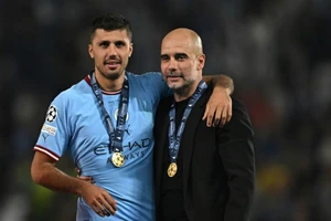 Pep Guardiola và Rodri trong lễ đăng quang