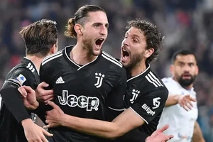 Adrien Rabiot (giữa) sắp sửa gia hạn hợp đồng với Juventus