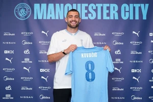 Mateo Kovacic trình làng chiếc áo số 8 ở Man City